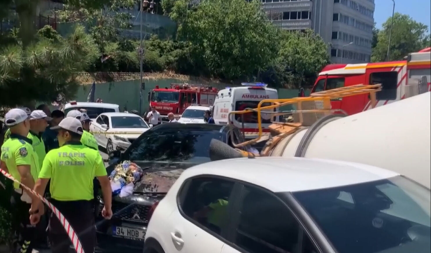 Kağıthane'de korkunç olay! Beton mikseri, gelin arabasının üzerine devrildi: 1 çocuk öldü... O anlar kamerada Kağıthane'de korkunç olay! Beton mikseri, gelin arabasının üzerine devrildi: 1 çocuk öldü... O anlar kamerada - 1. Resim