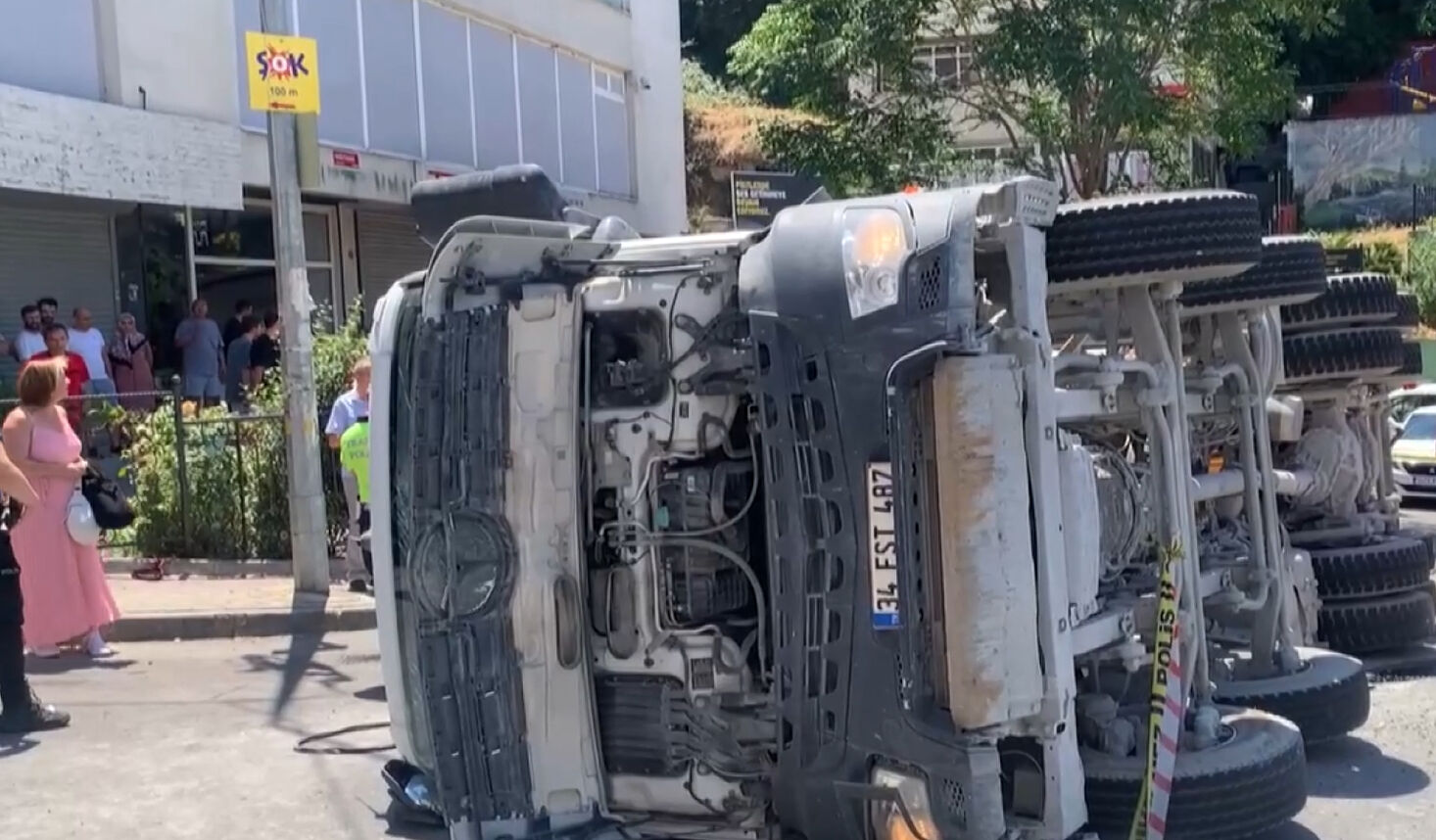 Kağıthane'de korkunç olay! Beton mikseri, gelin arabasının üzerine devrildi: 1 çocuk öldü... O anlar kamerada Kağıthane'de korkunç olay! Beton mikseri, gelin arabasının üzerine devrildi: 1 çocuk öldü... O anlar kamerada - 3. Resim