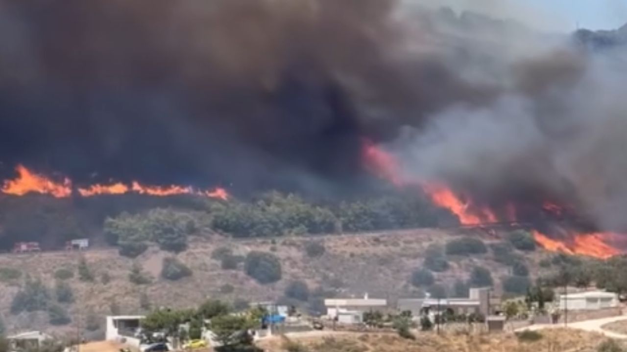 Yunanistan Keratea&#039;daki yangın yerleşim birimlerine geldi