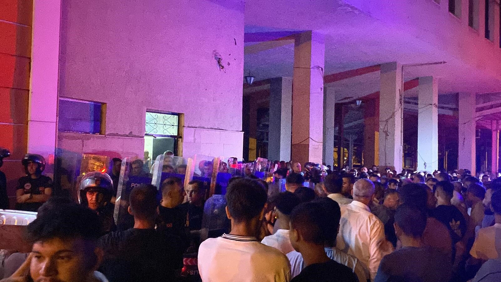 5 yaşındaki çocuğa taciz iddiası! Kayseri'de tansiyon yükseldi, kalabalık iş yerlerini ateşe verdi - 3. Resim