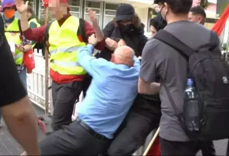 Almanya'da şoke eden anlar! Alman vekil Stefan Hrdy göstericinin bacağını ısırdı - 1. Resim