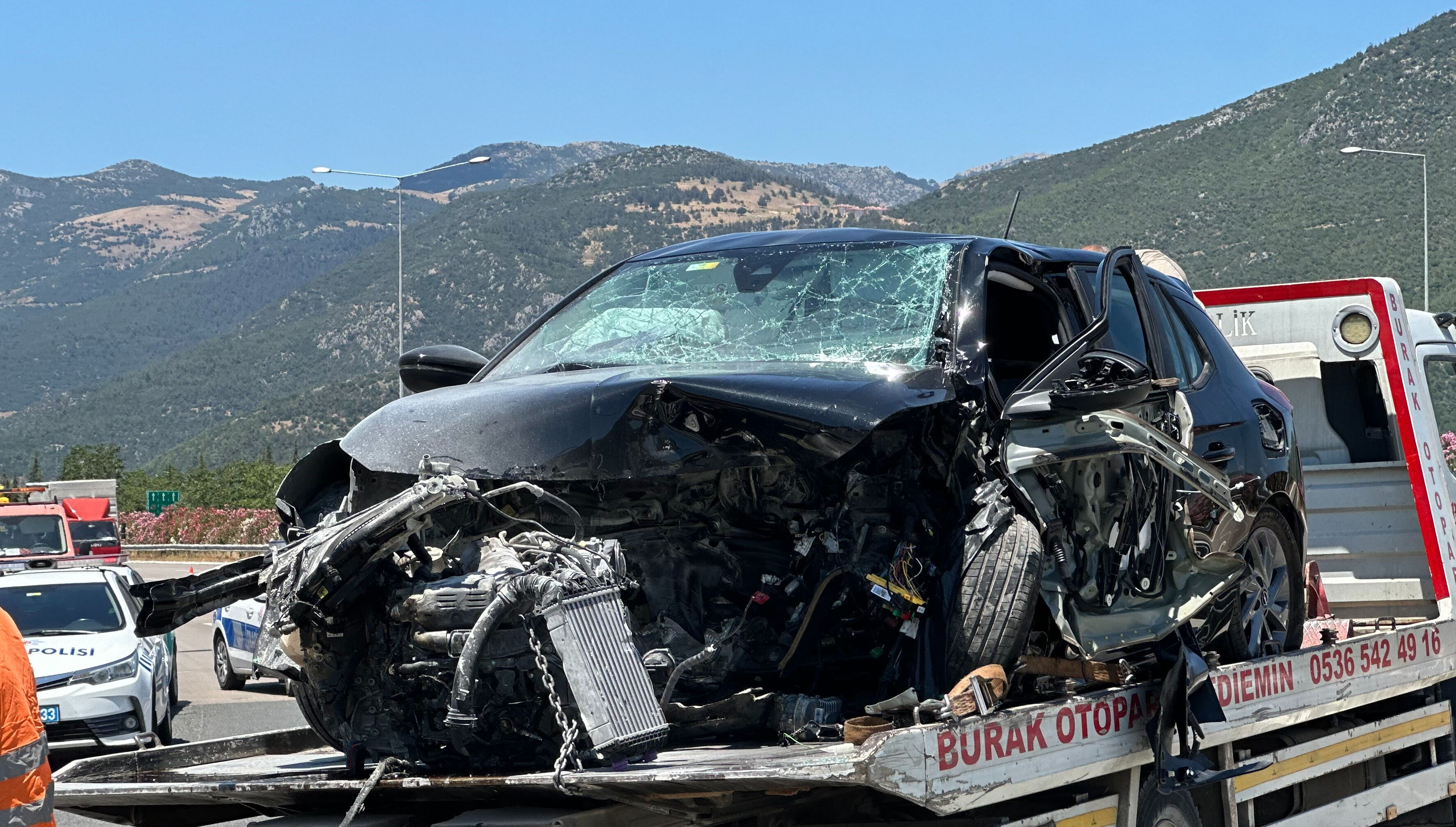 Bariyerlere çarpan aracın motoru fırladı, sürücü hayatını kaybetti - 1. Resim