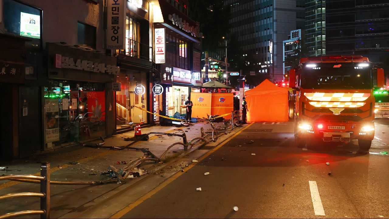 Belediye binası yakınlarında araç yayaların arasında daldı! Güney Kore&#039;de ölü ve yaralılar var