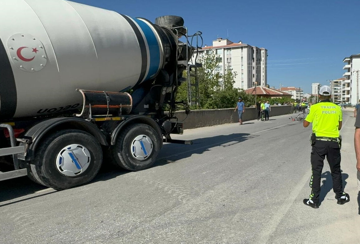 Beton mikserinin çarptığı bisiklet sürücüsü feci şekilde can verdi - 1. Resim