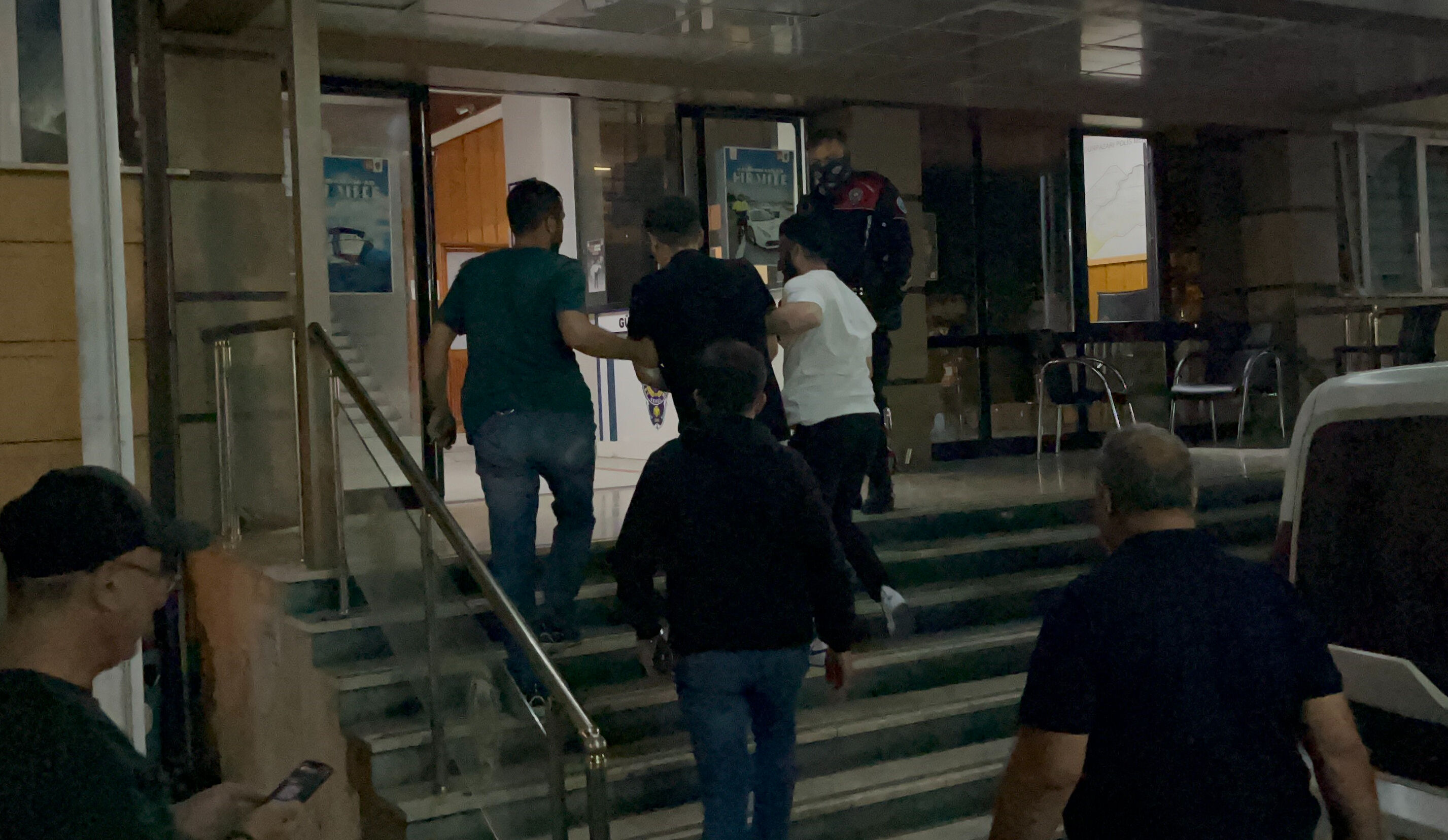 Eskişehir'de hareketli gece! Taksi ve lüks otomobili gasbetti, polis kovalamacasında yakalandı Eskişehir'de hareketli gece! Taksi ve lüks otomobili gasbetti, polis kovalamacasında yakalandı - 1. Resim