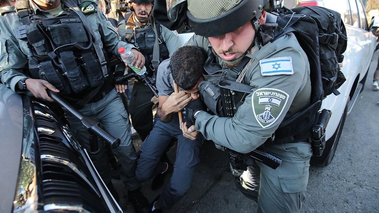 Filistinli mahkumu canlı kalkan olarak kullanan İsrail'e tepki! "Tam teşekküllü bir savaş suçu" - Dünya