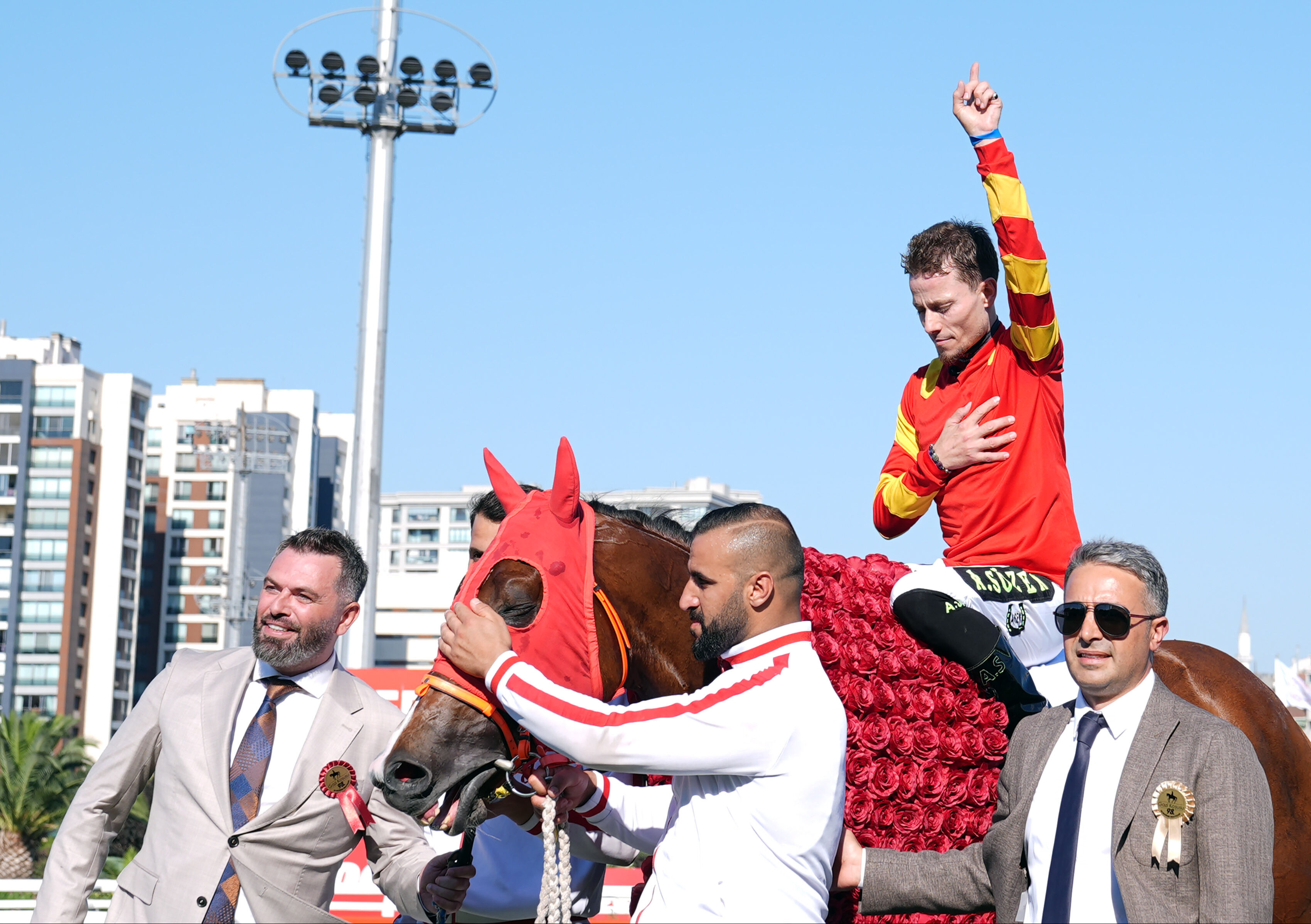 Gazi Koşusu'nu Arda Güler sevinciyle kutlayan Akın Süzen, Arda Turan'ın takım arkadaşı çıktı! - 2. Resim