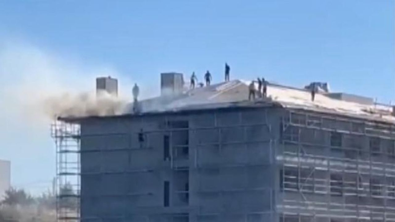 İstanbul'da inşaatta korkutan yangın! İşçiler çatıda mahsur kaldı - Gündem