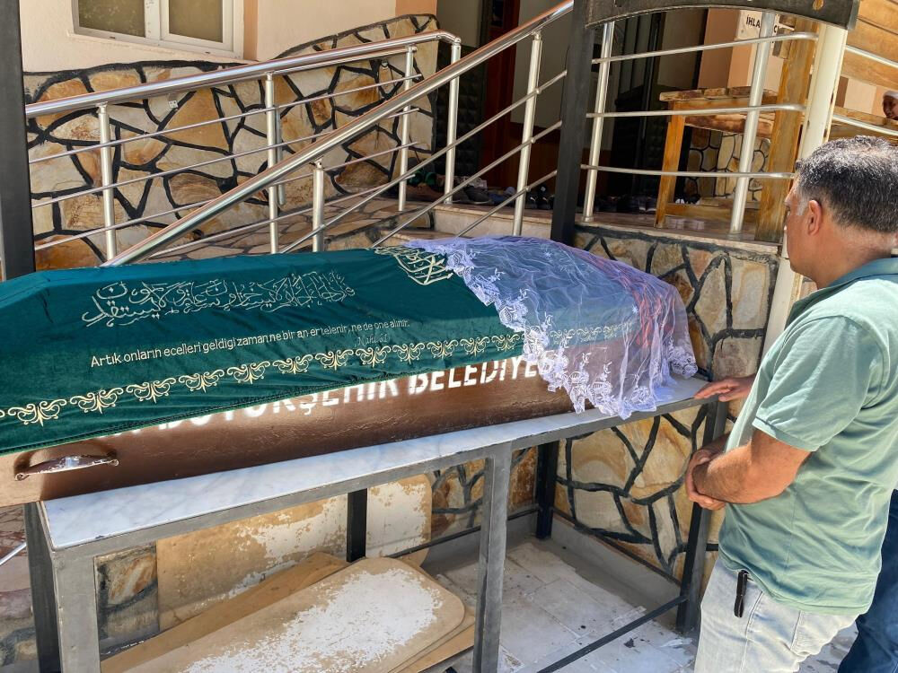 İzmir'deki patlamada hayatını kaybeden Dilek Bağ'ın cenaze töreninde tabutu herkesi ağlattı İzmir'deki patlamada hayatını kaybeden Dilek Bağ'ın cenaze töreninde tabutu herkesi ağlattı - 3. Resim