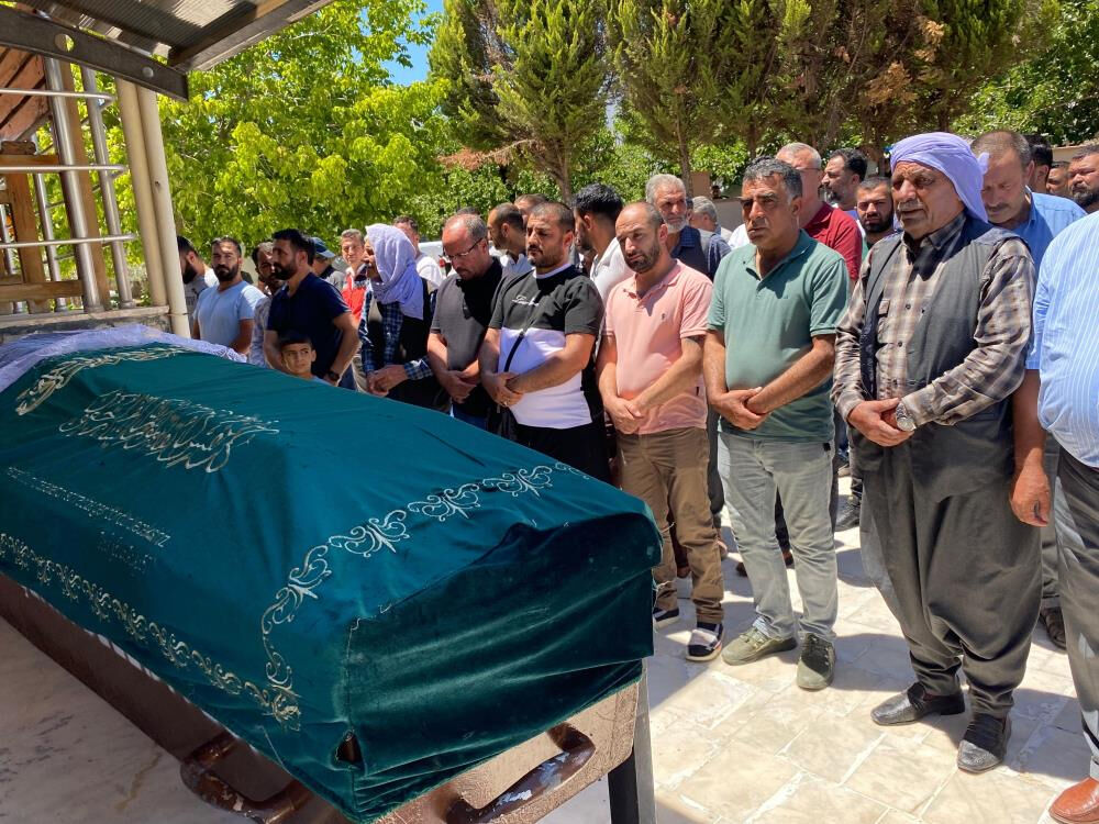 İzmir'deki patlamada hayatını kaybeden Dilek Bağ'ın cenaze töreninde tabutu herkesi ağlattı İzmir'deki patlamada hayatını kaybeden Dilek Bağ'ın cenaze töreninde tabutu herkesi ağlattı - 4. Resim