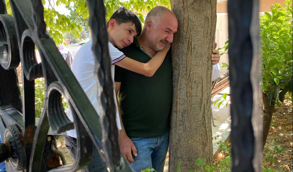 İzmir'deki patlamada hayatını kaybeden Dilek Bağ'ın cenaze töreninde tabutu herkesi ağlattı İzmir'deki patlamada hayatını kaybeden Dilek Bağ'ın cenaze töreninde tabutu herkesi ağlattı - 2. Resim