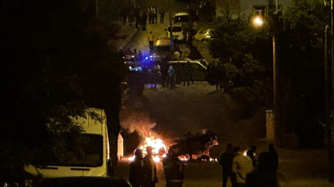 Kayseri'de gerilim sürüyor! Öfkeli kalabalık yabancılara ait araçları ateşe verdi - Gündem