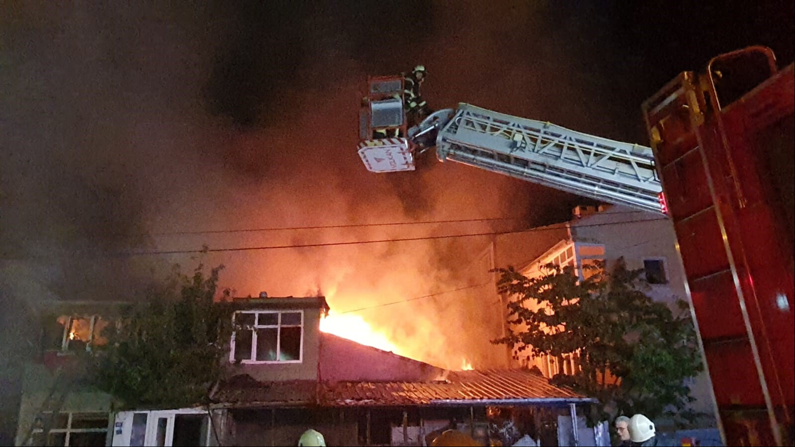 Kayseri'de gerilim sürüyor! Öfkeli kalabalık yabancılara ait araçları ateşe verdi - 3. Resim