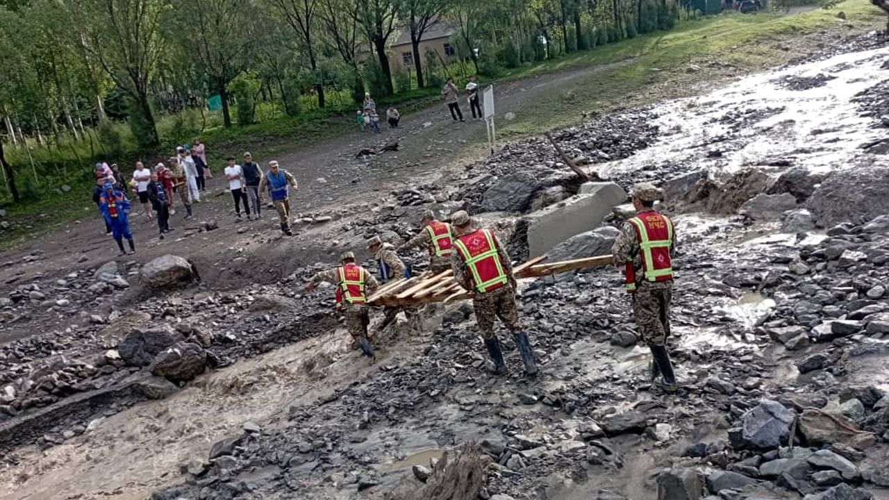 Kırgızistan'da şiddetli yağışların yol açtığı selde 12 kişi hayatını kaybetti - Dünya