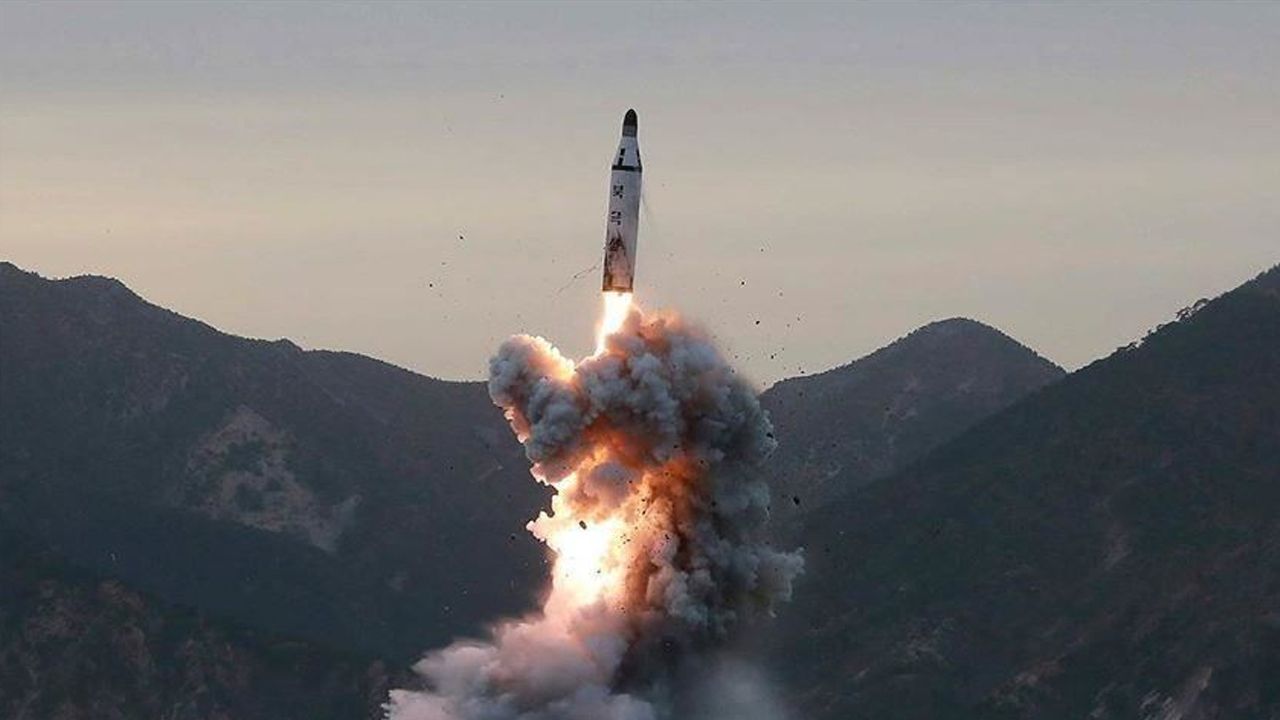 Kuzey Kore&#039;den tansiyonu yükseltecek yeni hamle! İki balistik füze fırlattı