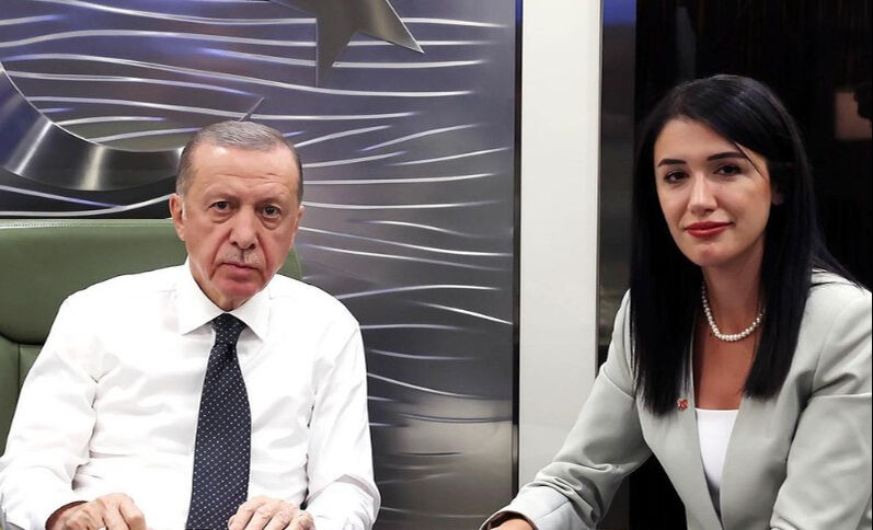 Ömer Çelik ile evlenmesi beklenen Ecem Topal, haber programı sunuculuğu yapıyor - 1. Resim