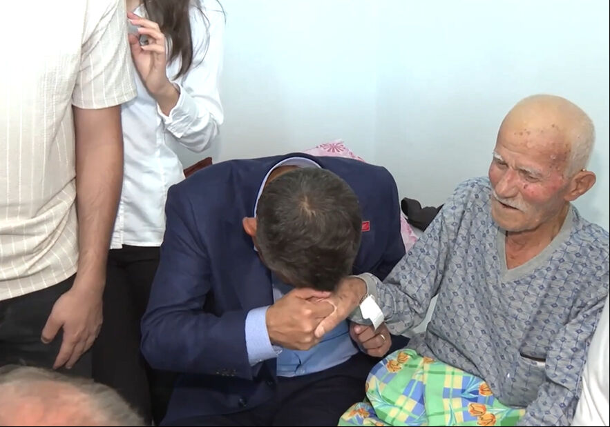 Özgür Özel CHP'nin en yaşlı üyesi Şaban Özkanlı'yı ziyaret etti Özgür Özel CHP'nin en yaşlı üyesi Şaban Özkanlı'yı ziyaret etti - 2. Resim