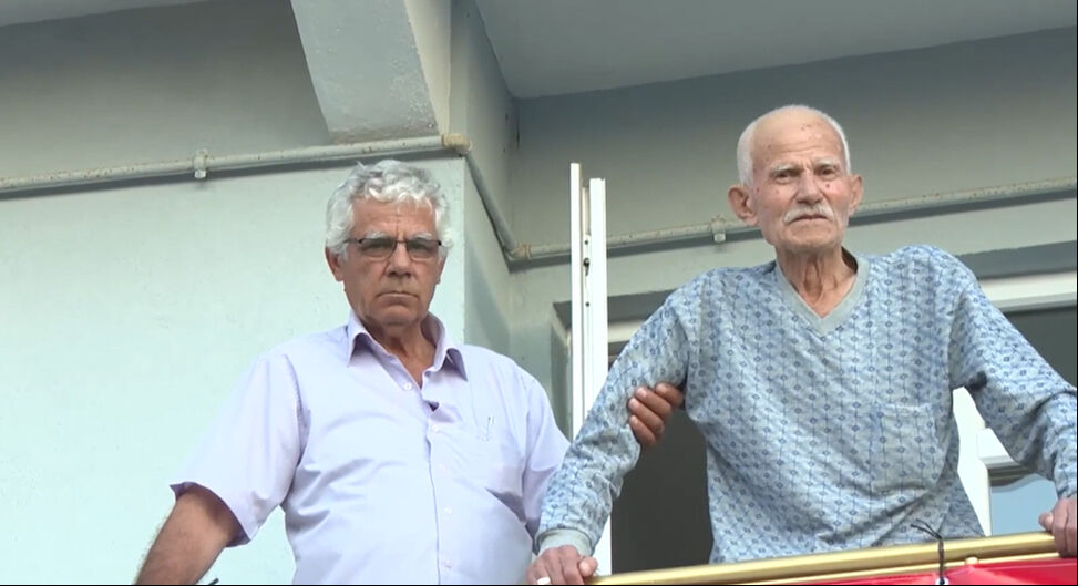 Özgür Özel CHP'nin en yaşlı üyesi Şaban Özkanlı'yı ziyaret etti Özgür Özel CHP'nin en yaşlı üyesi Şaban Özkanlı'yı ziyaret etti - 1. Resim