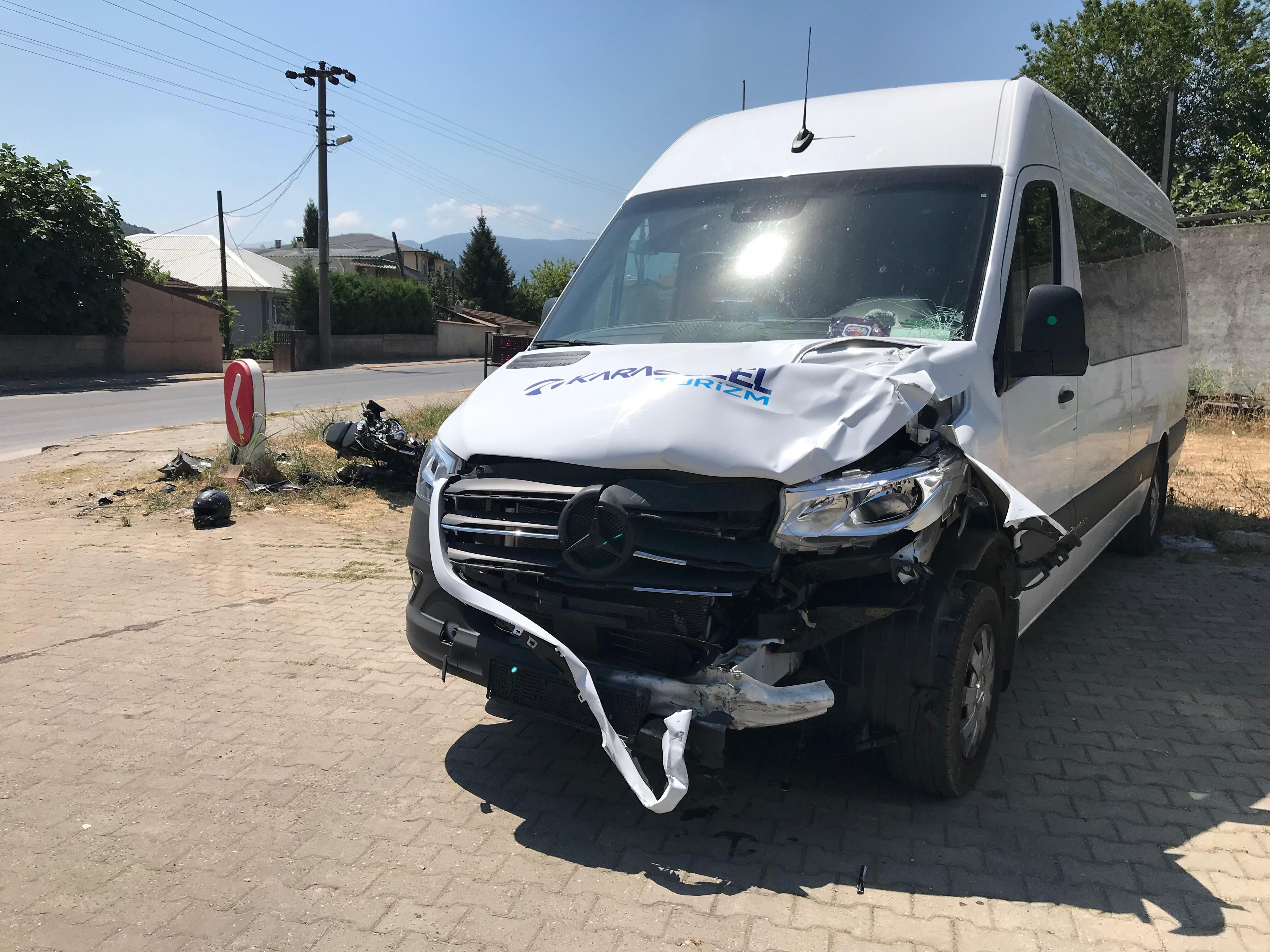 Sakarya'da servis ile motosiklet kafa kafaya girdi: 17 yaşındaki çocuk ağır yaralı Sakarya'da servis ile motosiklet kafa kafaya girdi: 17 yaşındaki çocuk ağır yaralı - 1. Resim