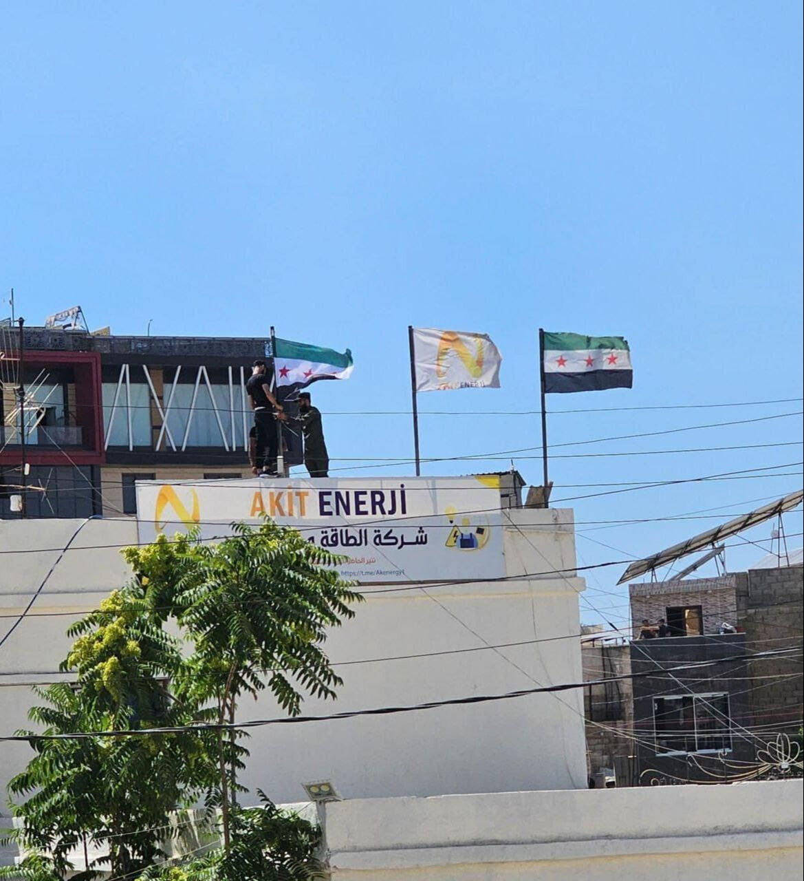 Suriye'nin kuzeyinde Türk Bayrağı, bina ve TIR'larına saldırı düzenlendi - 1. Resim