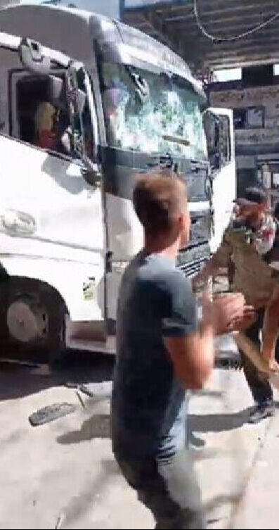 Suriye'nin kuzeyinde Türk Bayrağı, bina ve TIR'larına saldırı düzenlendi - 4. Resim