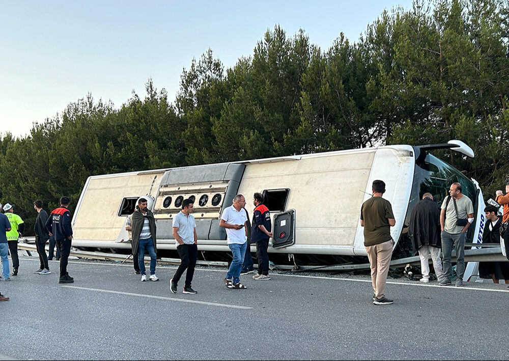 Uşak'ta yolcu otobüsü devrildi, çok sayıda yaralı var Uşak'ta yolcu otobüsü devrildi, çok sayıda yaralı var - 3. Resim