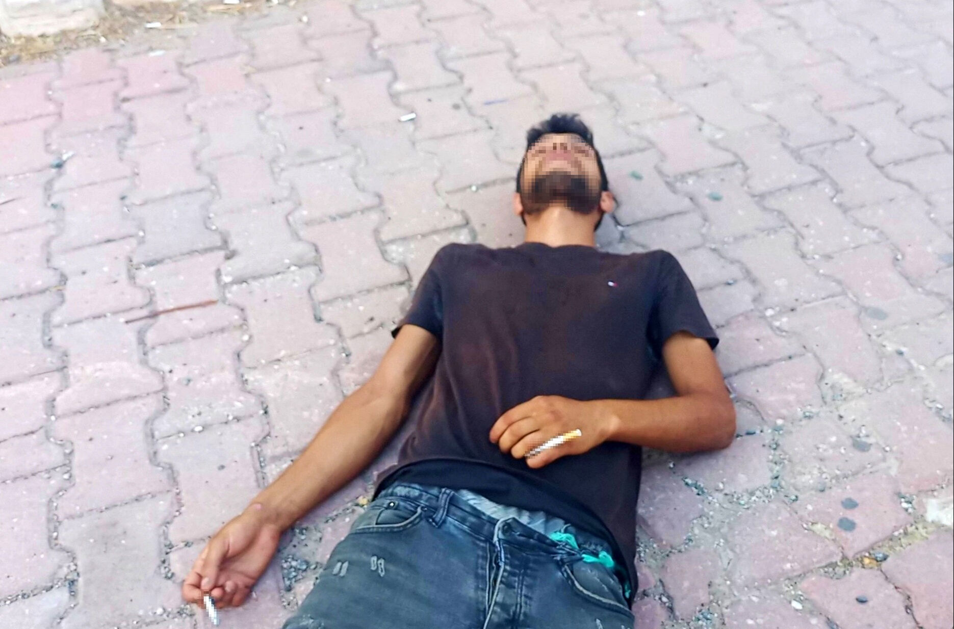 Antalya'da içler acısı manzara! Madde bağımlısı genç zombi gibi davrandı - 1. Resim