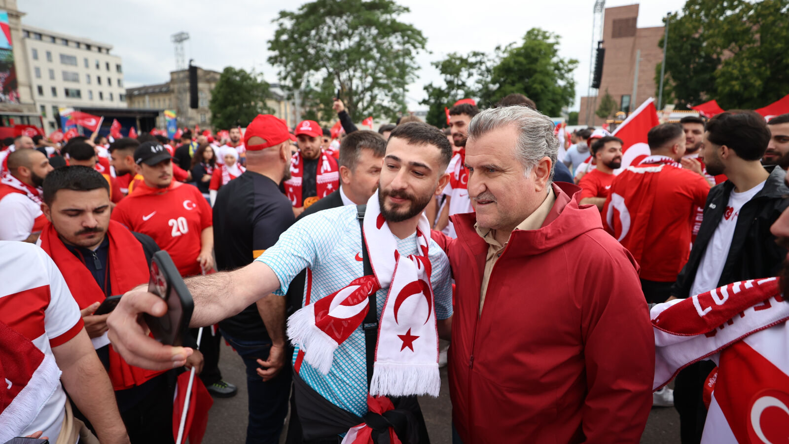 Gençlik ve Spor Bakanı Bak, Türk taraftarlarla buluştu! Almanya mehteranla inledi - 1. Resim