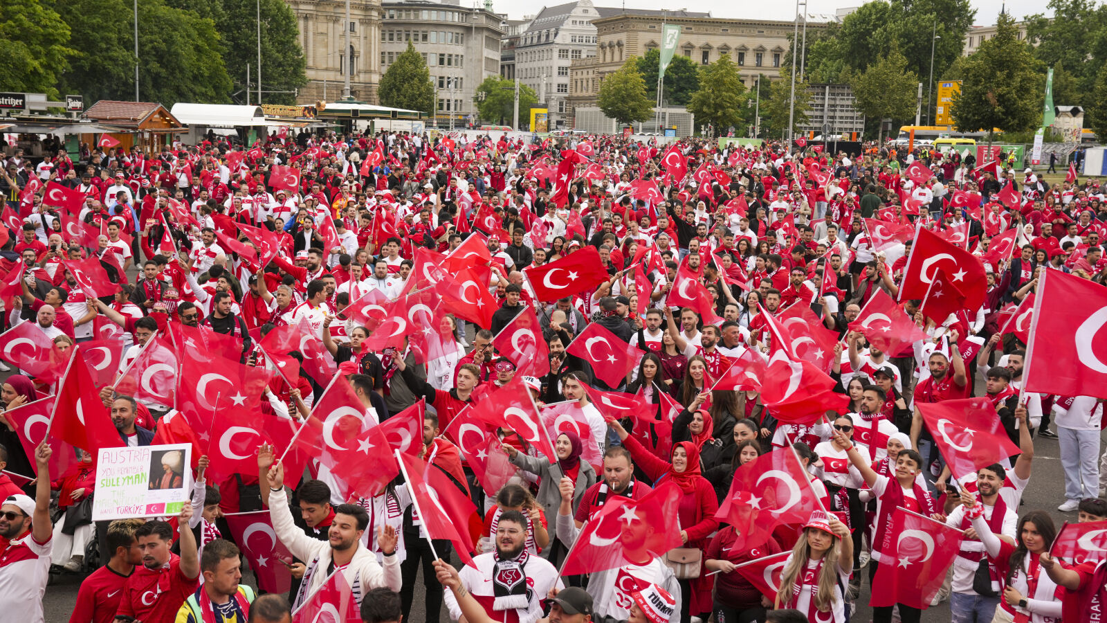 Gençlik ve Spor Bakanı Bak, Türk taraftarlarla buluştu! Almanya mehteranla inledi - 1. Resim