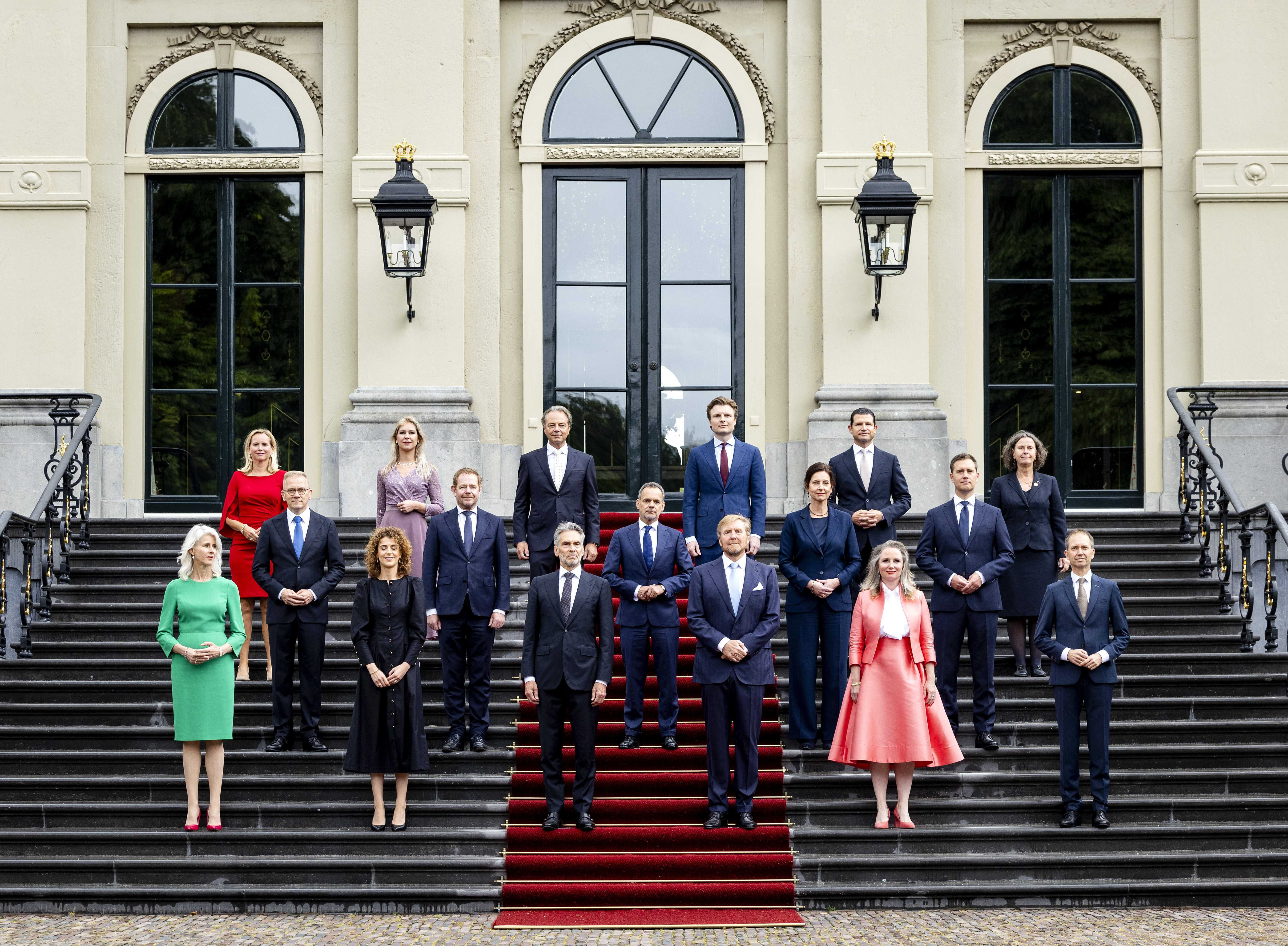 Hollanda'nın yeni başbakanı eski istihbaratçı Dick Schoof oldu Hollanda'nın yeni başbakanı eski istihbaratçı Dick Schoof oldu - 1. Resim