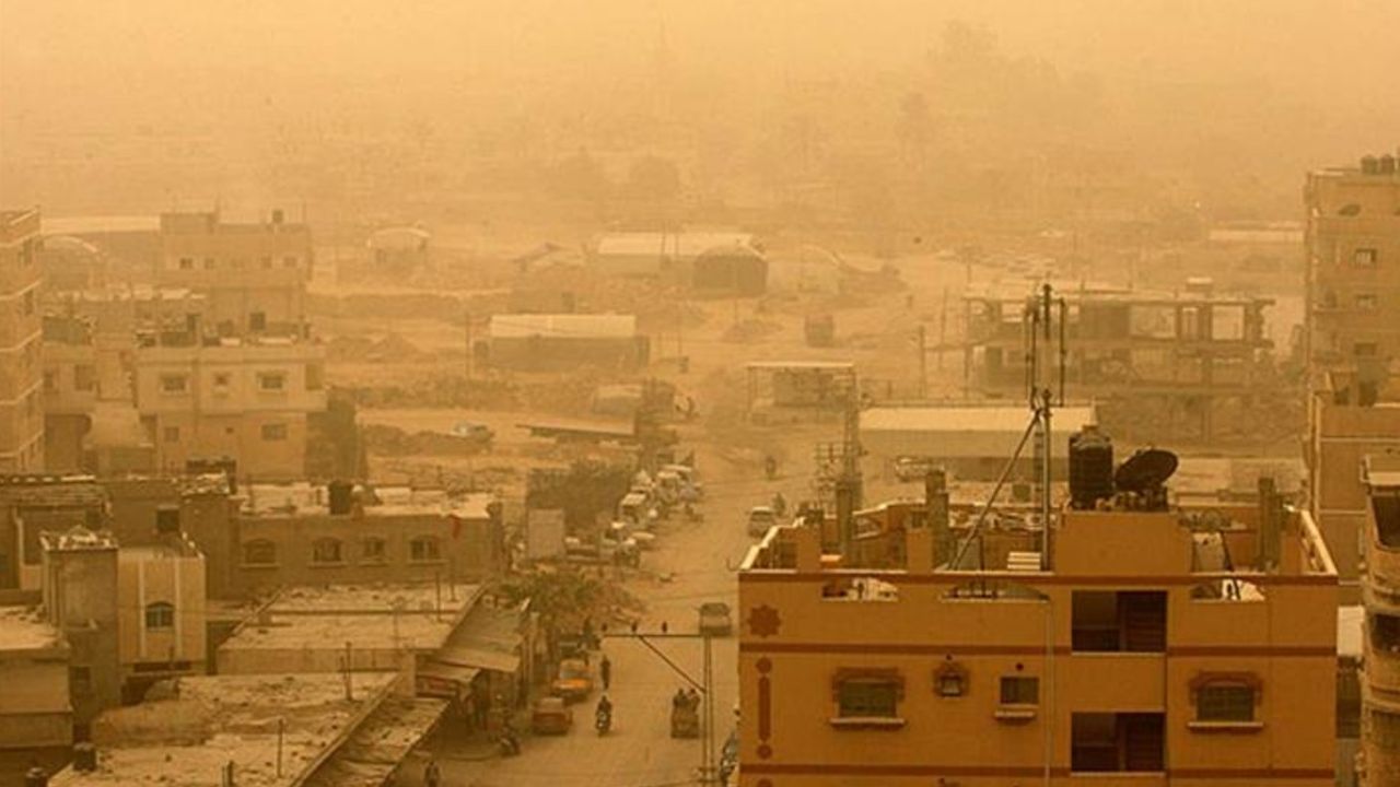 İran&#039;da kum fırtınası hayatı felç etti! 620 kişi hastanelik oldu