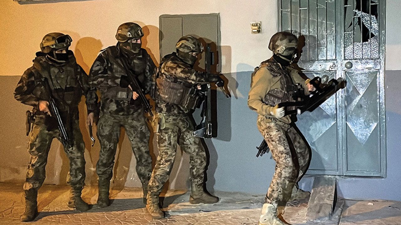 İzmir&#039;de terör örgütü DEAŞ&#039;a ağır darbe! Evlerindeki silahlarla yakalandılar