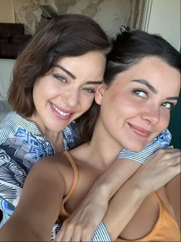 Kızıyla karelerini paylaştı! Yorum yağdı: "Hangisi kızı bilemedim" - 2. Resim