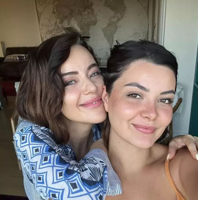 Kızıyla karelerini paylaştı! Yorum yağdı: "Hangisi kızı bilemedim" - 1. Resim