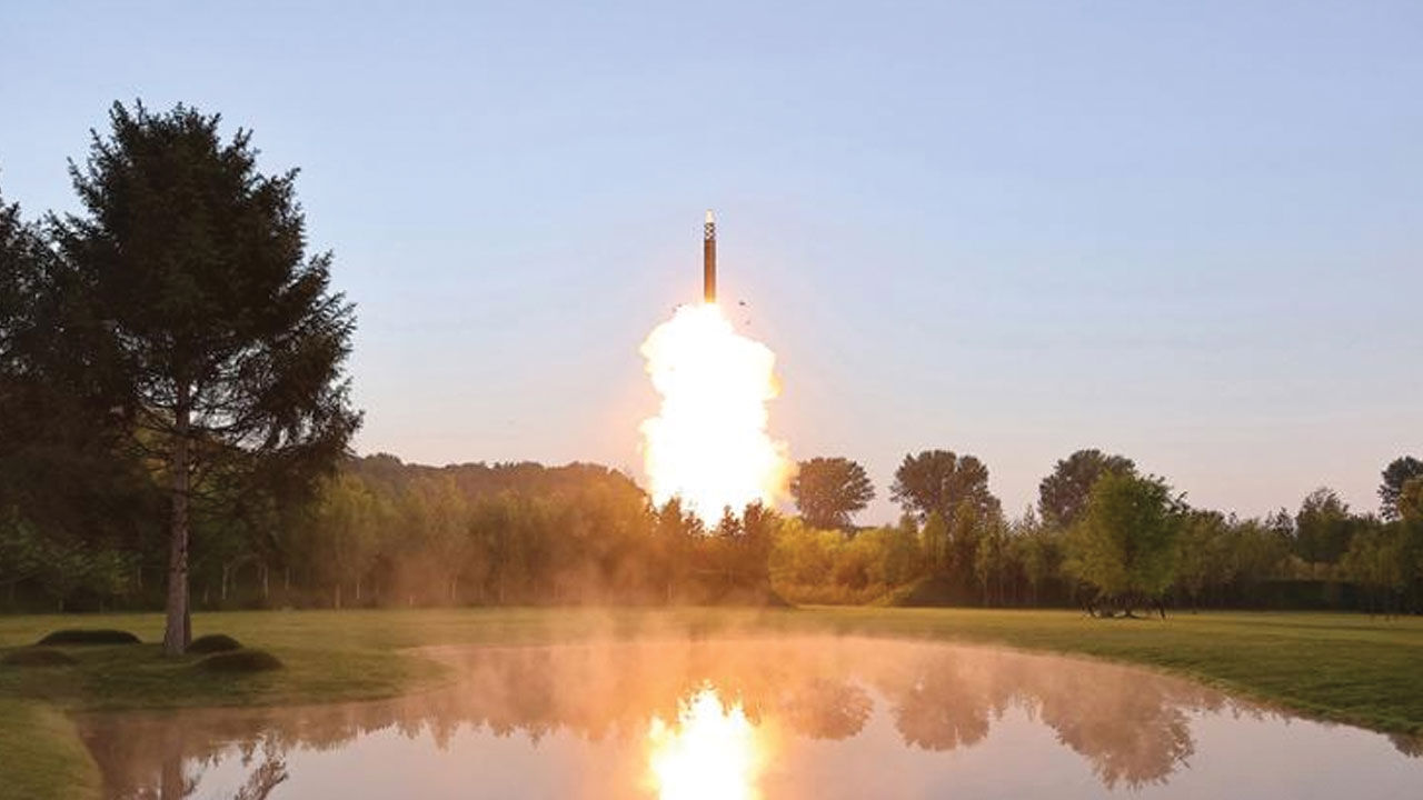 Kuzey Kore 4,5 tonluk savaş başlığı taşıyabilen yeni bir füze test etti - 2. Resim