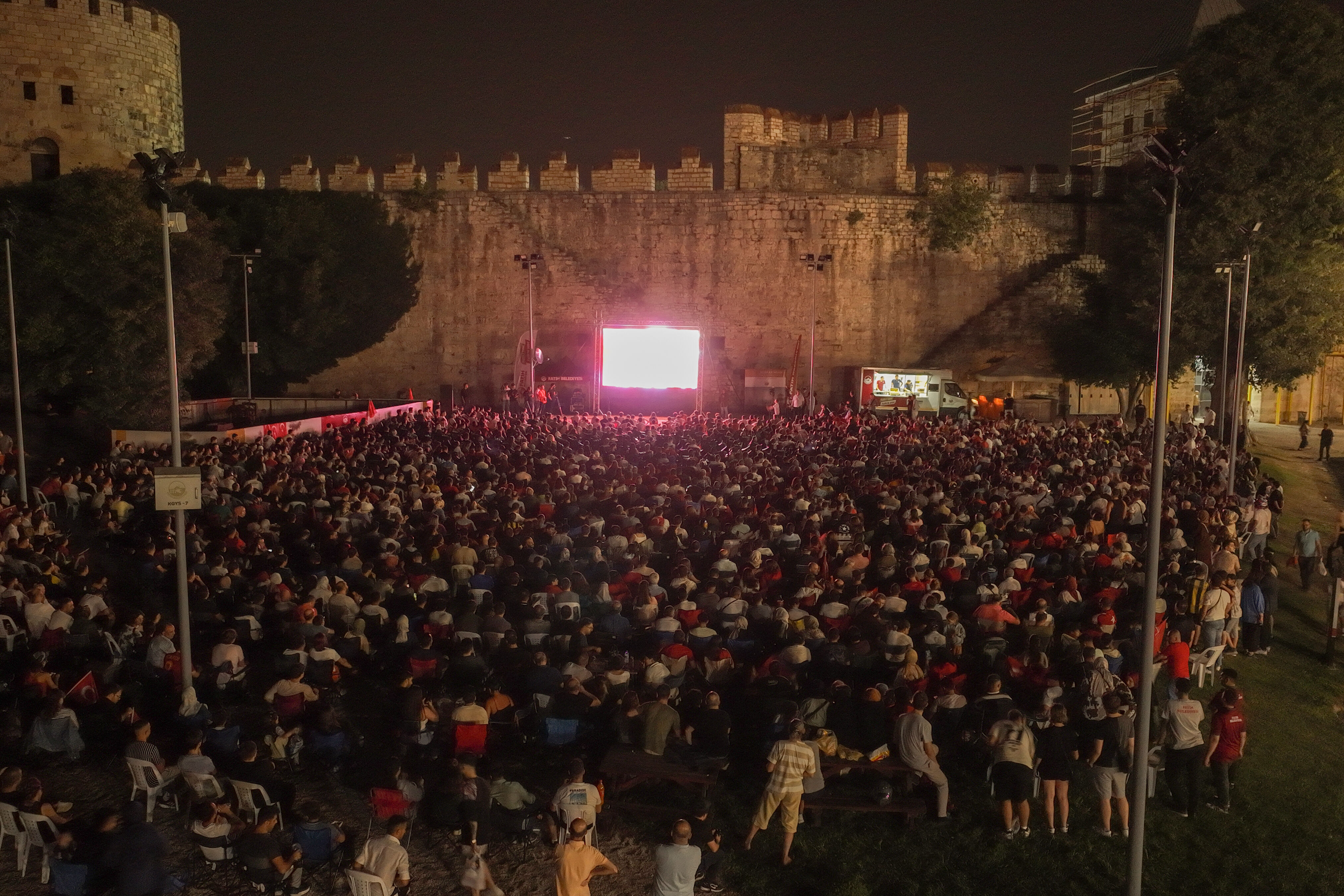 Milliler için milyonlar tek yürek! Tarihi gole Türkiye böyle sevindi - 1. Resim