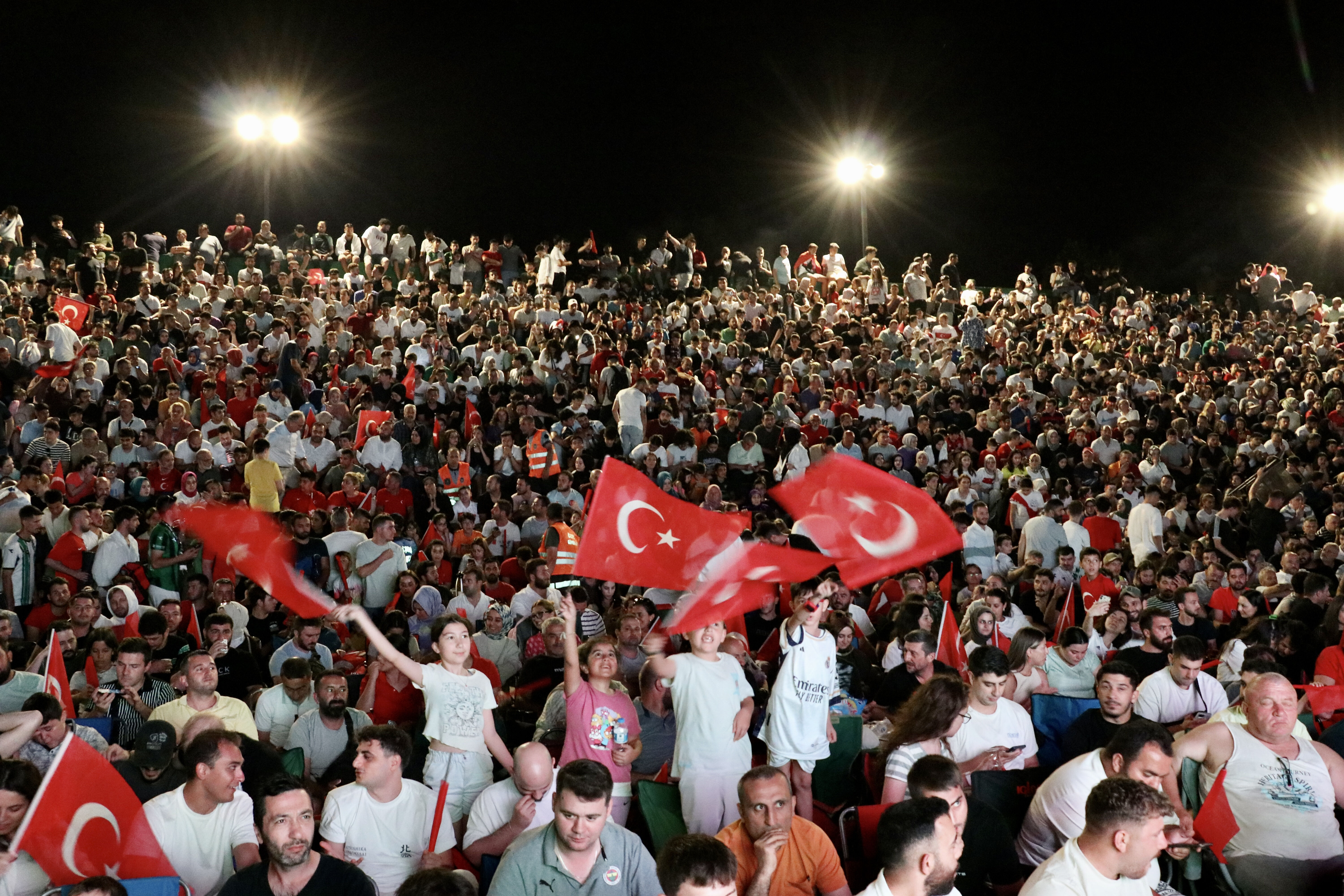 Milliler için milyonlar tek yürek! Tarihi gole Türkiye böyle sevindi - 4. Resim