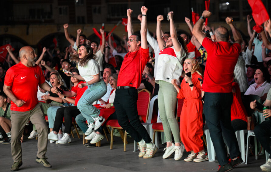 Milliler için milyonlar tek yürek! Tarihi gole Türkiye böyle sevindi - 5. Resim