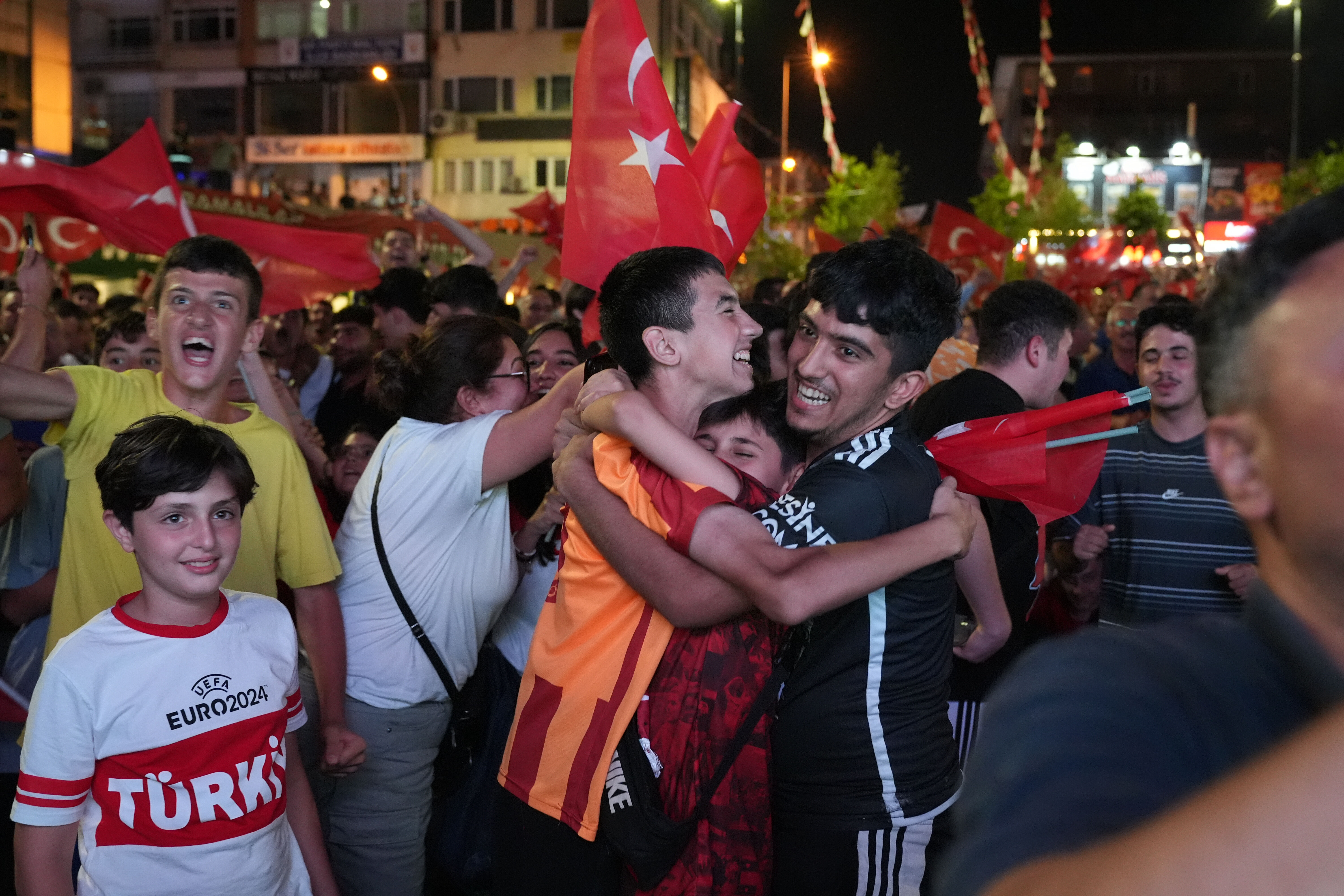 Milliler için milyonlar tek yürek! Tarihi gole Türkiye böyle sevindi - 7. Resim