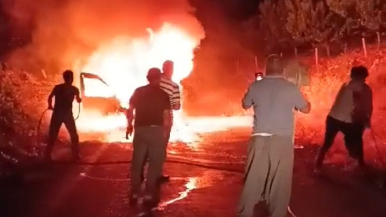 Seyir halindeki araç cayır cayır yandı! Dehşet anları kameralarda Seyir halindeki araç cayır cayır yandı! Dehşet anları kameralarda - 2. Resim
