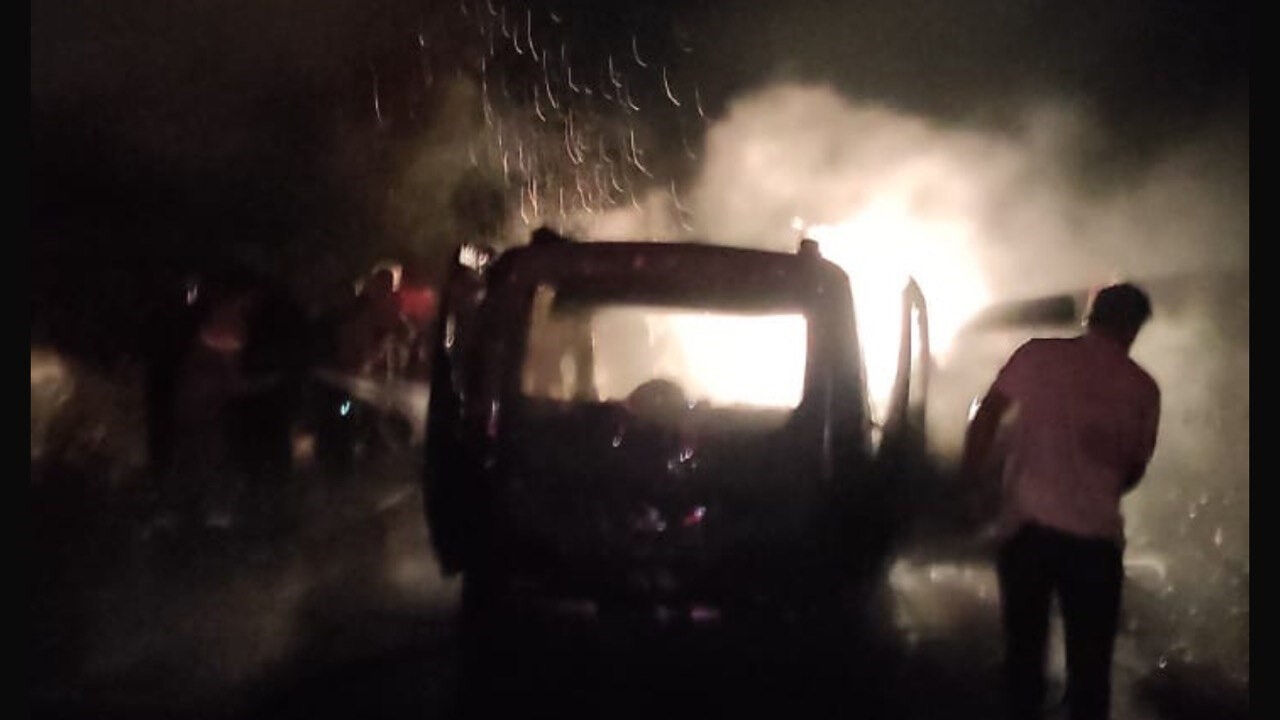 Seyir halindeki araç cayır cayır yandı! Dehşet anları kameralarda Seyir halindeki araç cayır cayır yandı! Dehşet anları kameralarda - 1. Resim