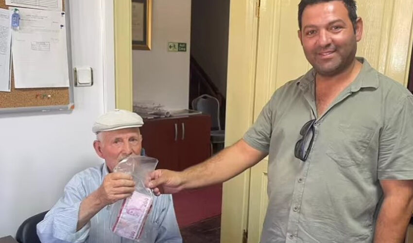 Tuvalette 10 bin TL buldu, hiç düşünmeden sahibine teslim etti - 1. Resim