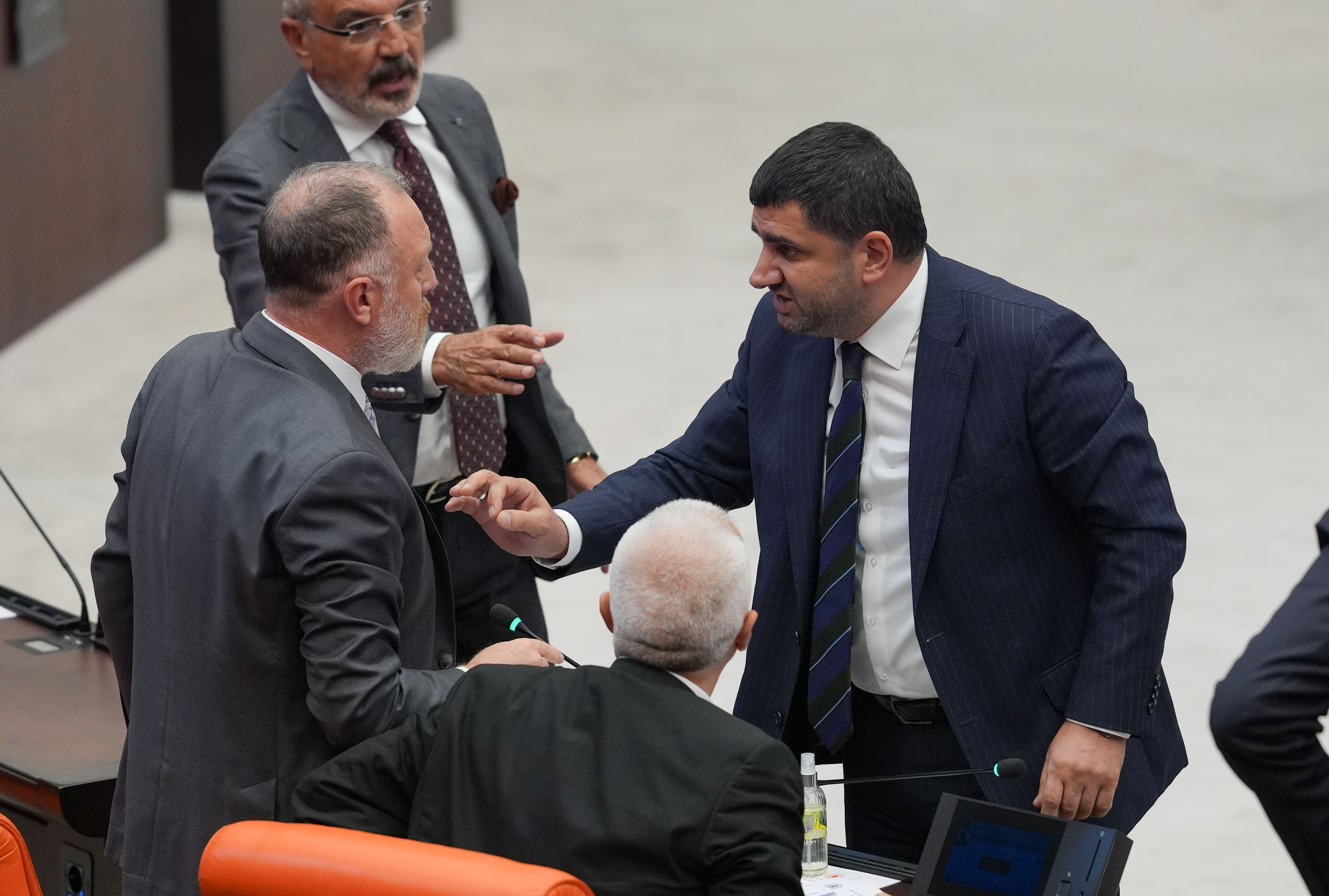 AK Parti ve DEM Parti vekilleri karşı karşıya geldi! Bekir Bozdağ birleşime ara verdi - 1. Resim