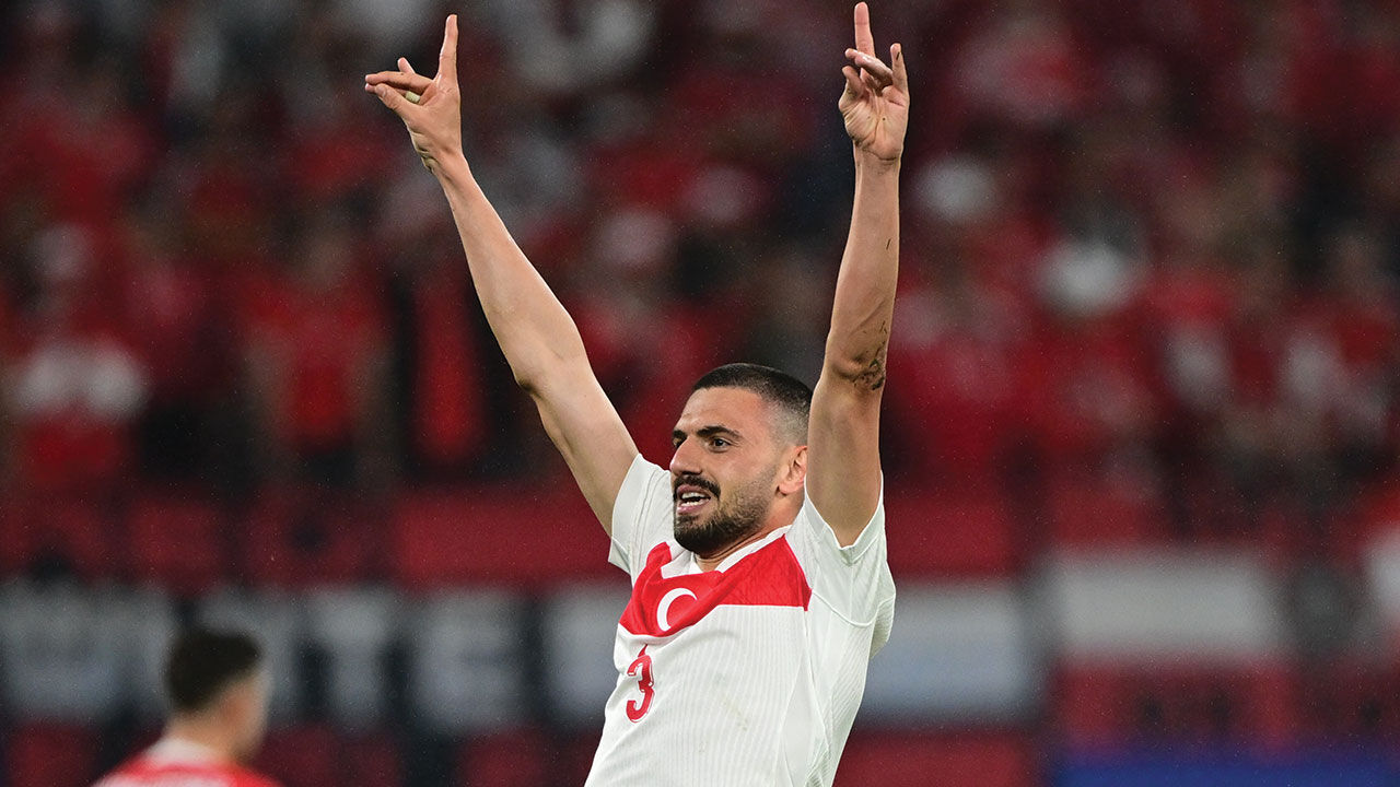 Alman Bild'den Merih Demiral'ın bozkurt işaretine skandal saldırı: Faşist Kurt selamı Alman Bild'den Merih Demiral'ın kurt işaretine skandal saldırı: Faşist Kurt selamı - 4. Resim