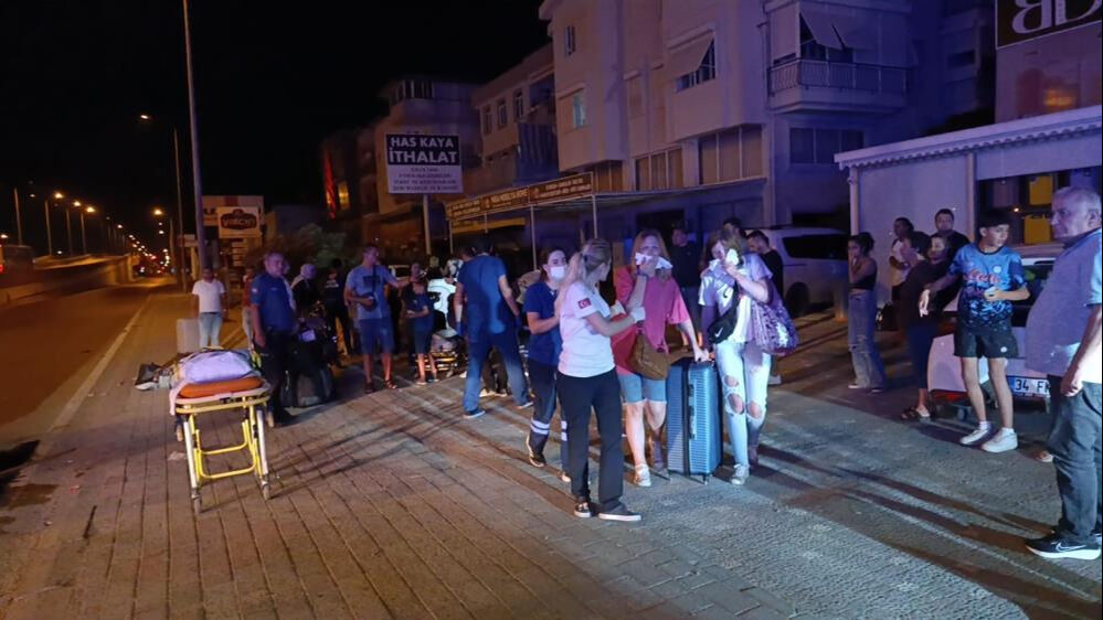 Antalya'da turistleri taşıyan midibüsün yaptığı kazada çok sayıda kişi yaralandı - 3. Resim