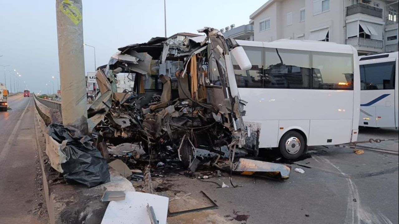 Antalya&#039;da turistleri taşıyan midibüsün yaptığı kazada çok sayıda kişi yaralandı