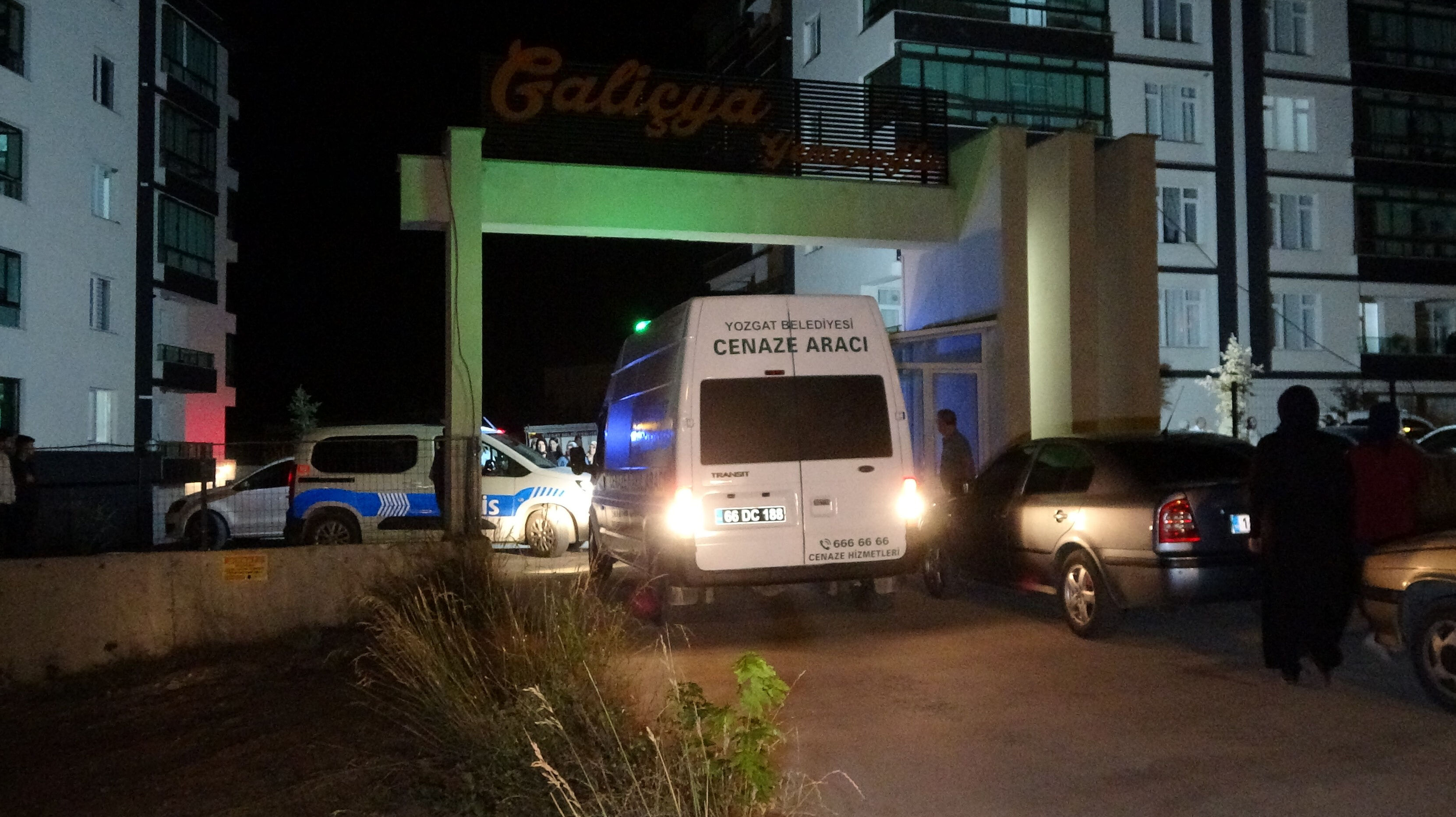 Asansör hareket etti, kabinle duvar arasında feci şekilde can verdi - 1. Resim