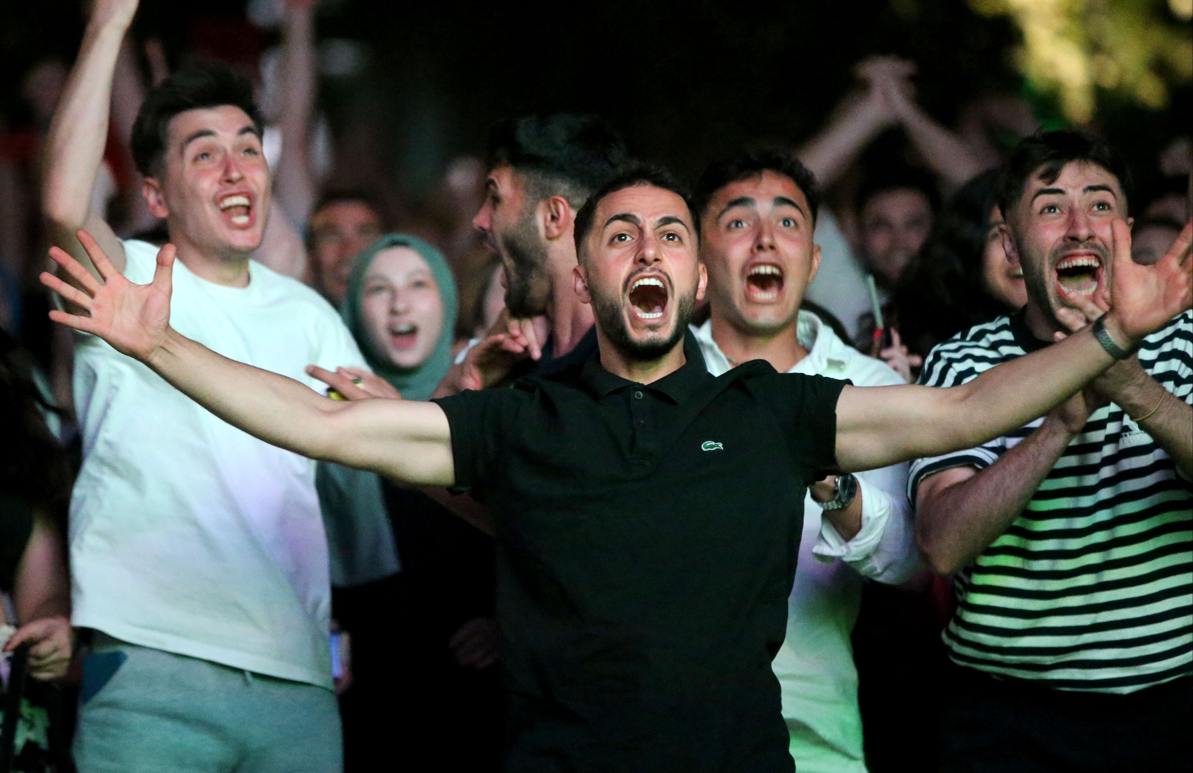 Milliler için milyonlar tek yürek! Tarihi galibiyete Türkiye böyle sevindi - 9. Resim