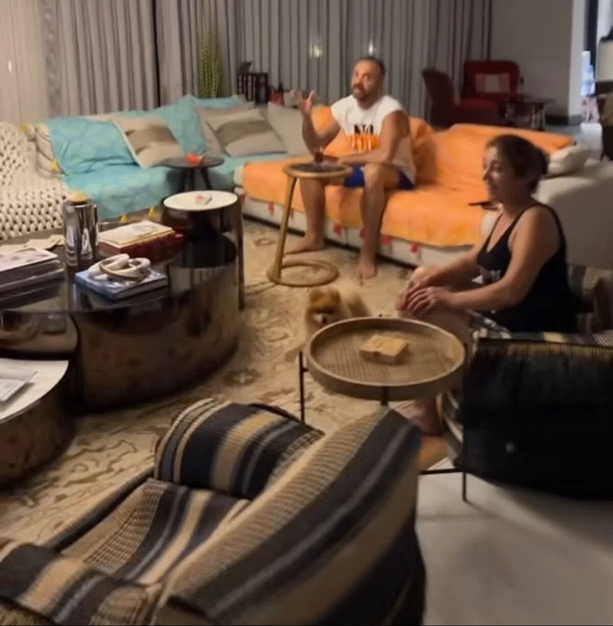 Demet Akalın'ın lüks yazlığının koltuk örtüleri olay oldu! - 1. Resim