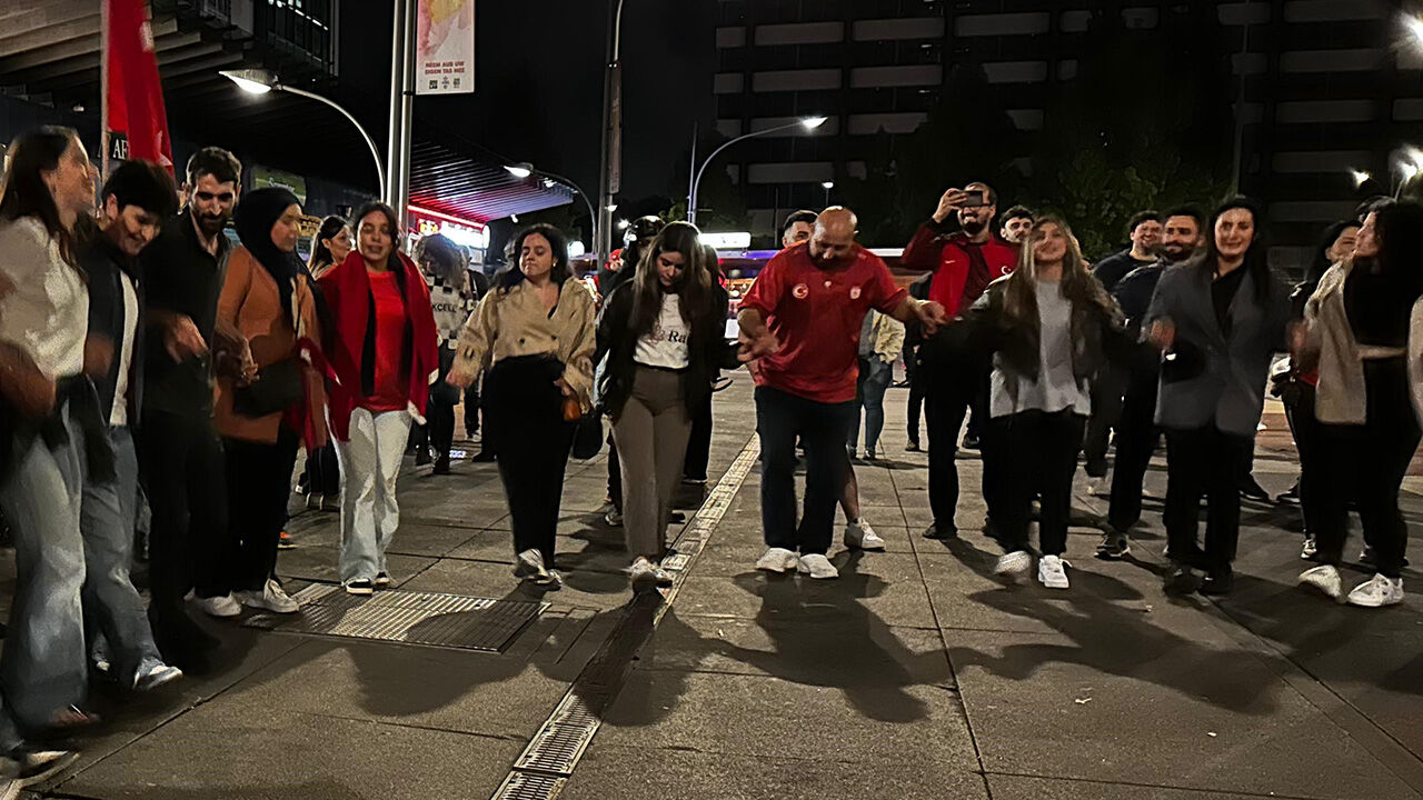 Hollanda polisi de A Millilerin zaferine ortak oldu! Türk taraftarlara üçlü çektirdi - 2. Resim
